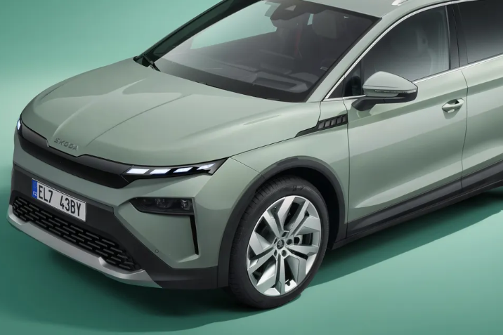 Egy zöld Skoda Elrq autó elölről, oldalról fényképezve