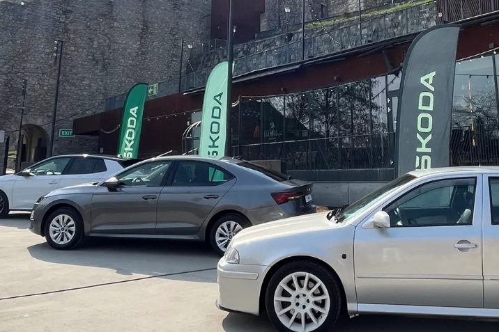 3 db 1-es Octavia egy szalon előtt