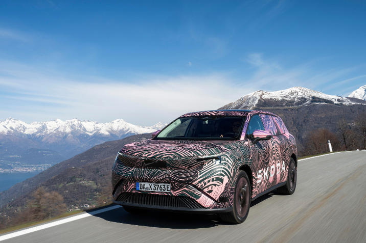 Az új peaq autó egy szerpentínen, háttérben a hegyekkel